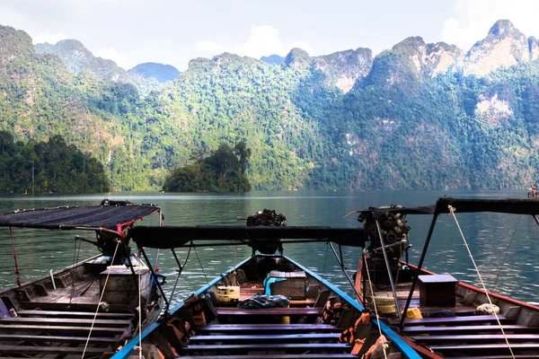 Bateaux thaïlandais à la jetée sur le lac Cheo LAN — Photo
