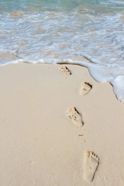 Fotspår i sanden på stranden — Stockfoto