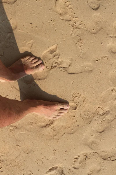 Serfi pés sem sapatos na areia — Fotografia de Stock