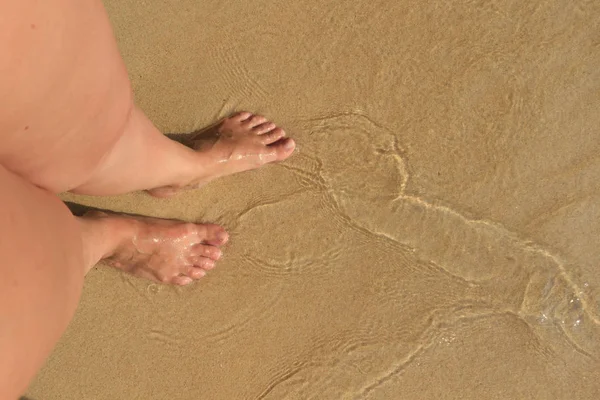 Serfi füße ohne schuhe im sand — Stockfoto