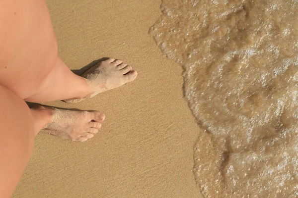 Serfi füße ohne schuhe im sand — Stockfoto