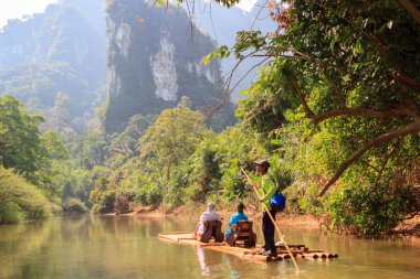 Kao Lak, Tayland - 7 Mart 2017: Tayland turist için bir tur olarak yeşil tropikal sahne rafting bambu