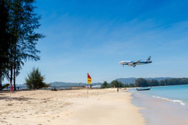 Phuket, Tayland - 11 Şubat 2017: uçak phuket Uluslararası Havaalanı çevre Mai Khao Beach Phuket Adası Tayland inerken.