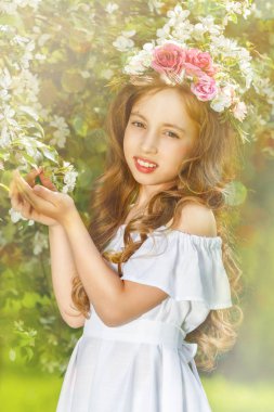 Çekici kız bir güneşli bahar gününde çiçek açan bir elma bahçesi