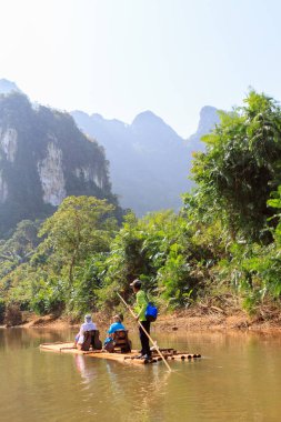 Kao Lak, Tayland - 7 Mart 2017: Tayland turist için bir tur olarak yeşil tropikal sahne rafting bambu