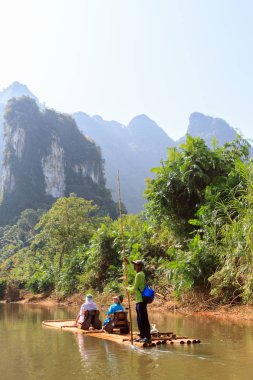 Kao Lak, Tayland - 7 Mart 2017: Tayland turist için bir tur olarak yeşil tropikal sahne rafting bambu