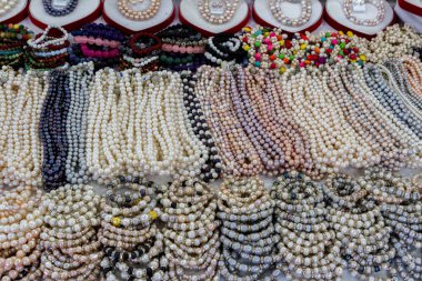 Takı ve Aksesuar inci, kabukları satan