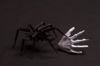 Siyah Cadılar Bayramı arka plan beyaz iskelet ellerle