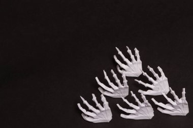 Siyah Cadılar Bayramı arka plan beyaz iskelet ellerle