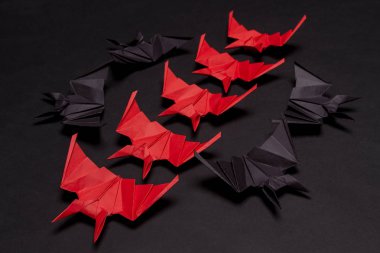 Cadılar Bayramı arka plan. Siyah arka plan. Kırmızı ve siyah yarasa