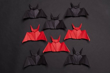 Cadılar Bayramı arka plan. Siyah arka plan. Kırmızı ve siyah yarasa