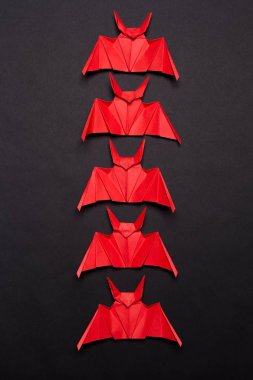 Cadılar Bayramı arka plan. Siyah arka plan. Kırmızı ve siyah yarasa