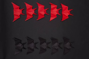 Cadılar Bayramı arka plan. Siyah arka plan. Kırmızı ve siyah yarasa