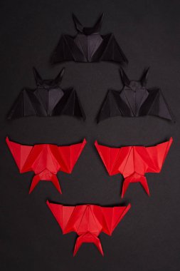 Cadılar Bayramı arka plan. Siyah arka plan. Kırmızı ve siyah yarasa