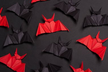 Cadılar Bayramı arka plan. Siyah arka plan. Kırmızı ve siyah yarasa