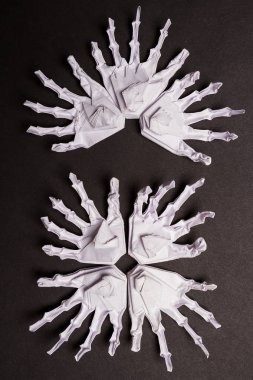 Siyah Cadılar Bayramı arka plan beyaz iskelet ellerle