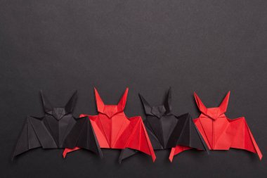 Cadılar Bayramı arka plan. Siyah arka plan. Kırmızı ve siyah yarasa