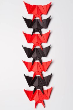 Origami Cadılar Bayramı yarasa beyaz bir arka plan üzerinde.