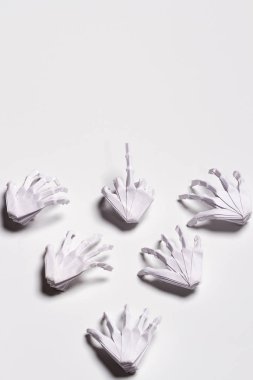 Beyaz Cadılar Bayramı arka plan beyaz iskelet ellerle