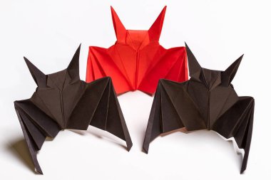 Origami Cadılar Bayramı yarasa beyaz bir arka plan üzerinde.