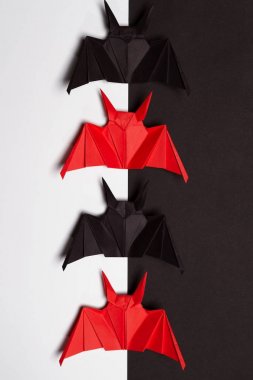 Cadılar Bayramı arka plan. Beyaz arka plan. Kırmızı ve siyah yarasa