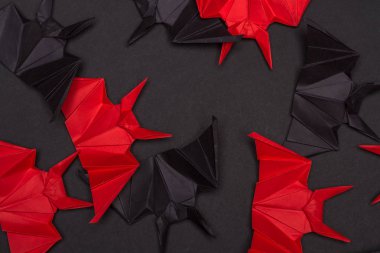 Cadılar Bayramı arka plan. Siyah arka plan. Kırmızı ve siyah yarasa