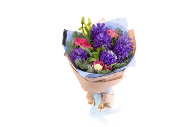 Taze çiçekler parlak buketny kompozisyon, beyaz arka plan izole.