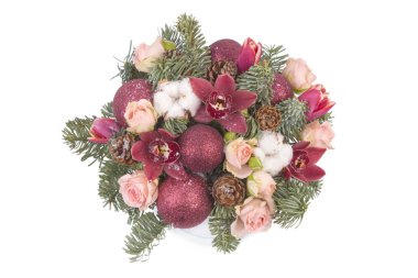 Taze çiçekler parlak buketny kompozisyon, beyaz arka plan izole.