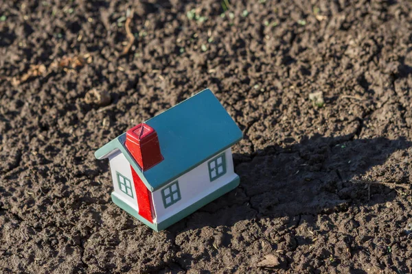 The little toy house on the ground, the view from the top. — Stock Photo, Image