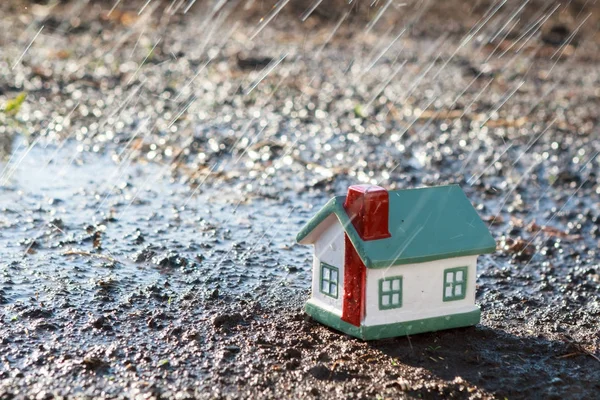 Little house in the rain. — Stock Photo, Image