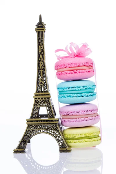 Tatlı ve renkli Fransız badem kurabiyeleri ya da beyaz arka planda badem kurabiyesi.. — Stok fotoğraf