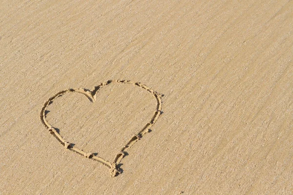 Heart drawn in the sand. Beach background. Top view — Stock Photo, Image