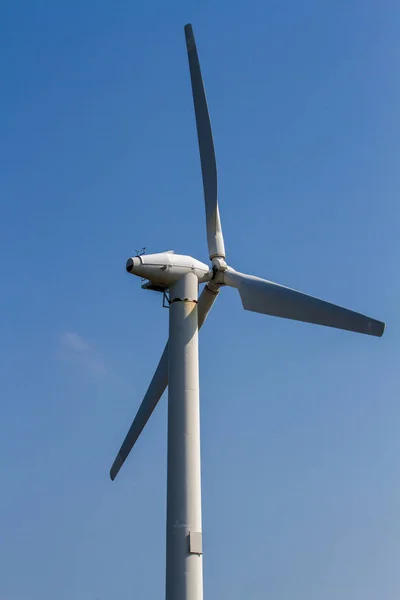 Windmühle zur Stromerzeugung auf blauem Himmel Hintergrund — Stockfoto