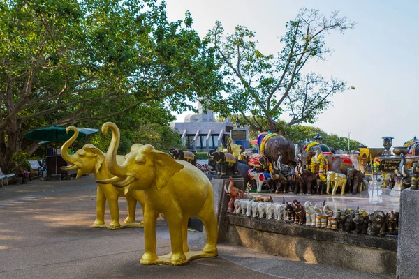 Phuket, Thailand-många stora och små elefant statyer och scultures från lokalbefolkningen på ett altare av Promthep cape. Elefant figurer med stam upp till föra lycka och representerar makt och styrka. — Stockfoto