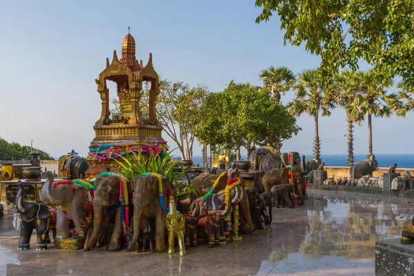 Phuket, Thailand-många stora och små elefant statyer och scultures från lokalbefolkningen på ett altare av Promthep cape. Elefant figurer med stam upp till föra lycka och representerar makt och styrka. — Stockfoto