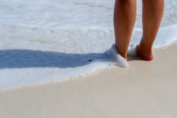 Pernas de mulher, andando na praia — Fotografia de Stock