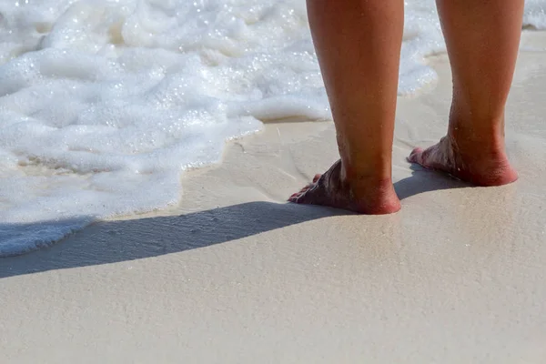 Жіночі ноги, ходьба на пляжі — стокове фото