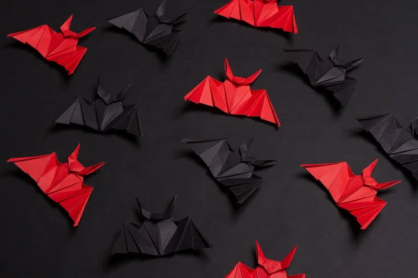 Sfondo Halloween. Fondo nero. Pipistrelli rossi e neri — Foto Stock