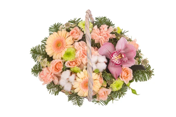 Brillante composición buketny de flores frescas, el fondo blanco aislado —  Fotos de Stock