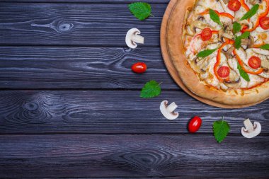 Ev yapımı pizza domates. Koyu ahşap masa üzerinde Üstten Görünüm