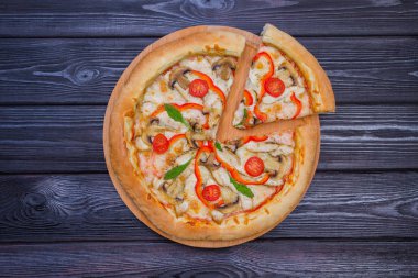 Ev yapımı pizza domates. Koyu ahşap masa üzerinde Üstten Görünüm