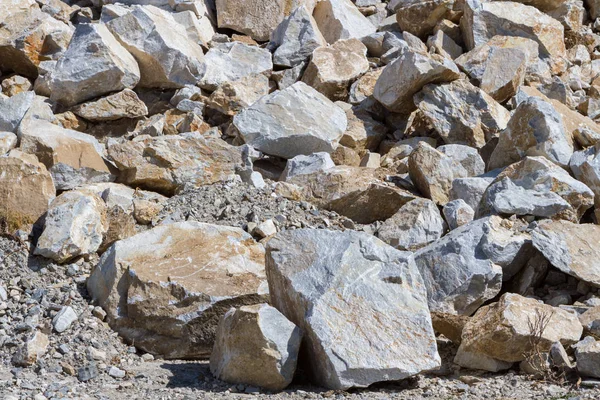 Κοιτασμάτων από μεγάλες πέτρες σε ένα λατομείο close-up. Εξορυκτική βιομηχανία. — Φωτογραφία Αρχείου
