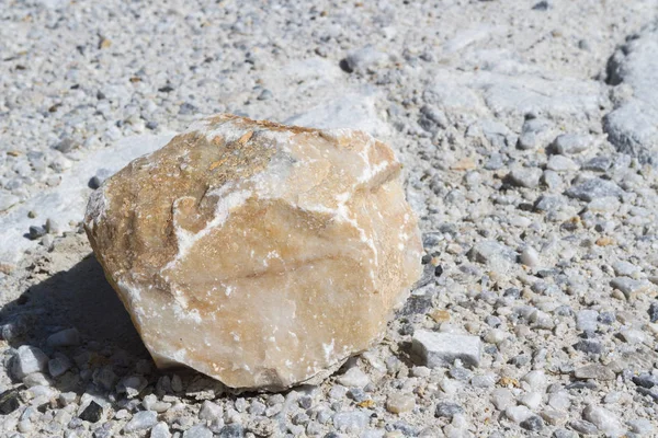 Placer of large stones in a stone quarry close-up. Mining industry. — Stock Photo, Image