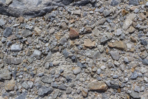 Colocador de piedras grandes en una cantera de piedra de primer plano. Industria minera . — Foto de Stock