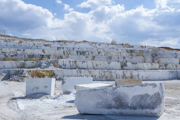 Quarry of white marble — Stock Photo, Image