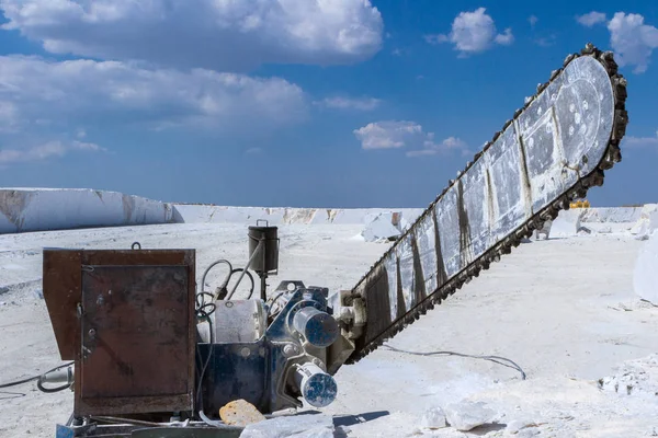 Ilustrujące produkcja marble przemysłowe strzał. Cięcie na skale w kamieniołomie przez olbrzymie Piła. — Zdjęcie stockowe