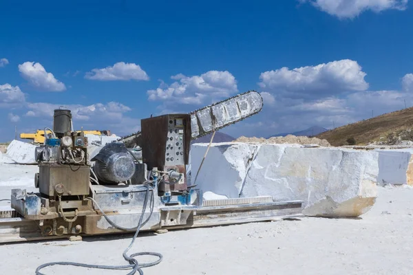 Industrial shot illustrating the production of marble. Cutting the rock at the quarry by a giant saw. — Stock Photo, Image