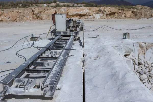 Industrial shot illustrating the production of marble. Cutting the rock at the quarry by a giant saw. — Stock Photo, Image