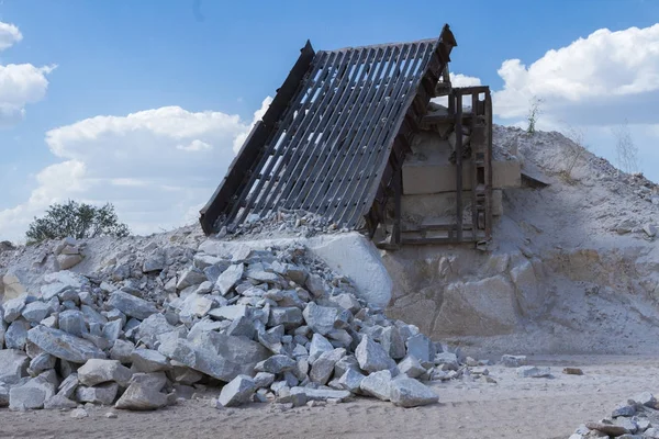 Cava di granito. Macchine minerarie funzionanti. Industria mineraria . — Foto Stock