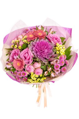 Taze çiçekler parlak buketny kompozisyon, beyaz arka plan izole.